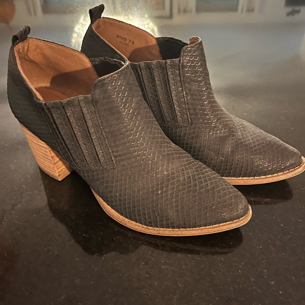 Report Tessie booties